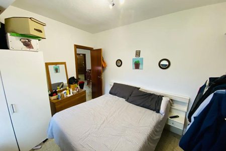 Quarto desorganizado que gera sensação negativa ao comprador