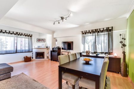 A mesma sala fotografada por fotógrafo profissional imobiliário