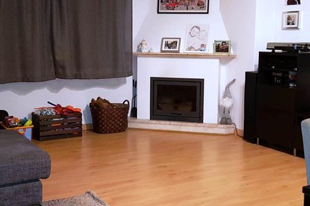 Sala fotografada sem luz natural e com lente incorreta