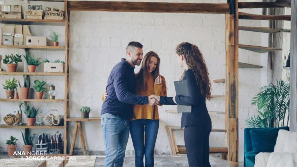 Um Consultor imobiliario a vender uma casa a um casal