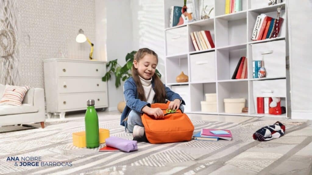 Menina a preparar o regresso as aulas